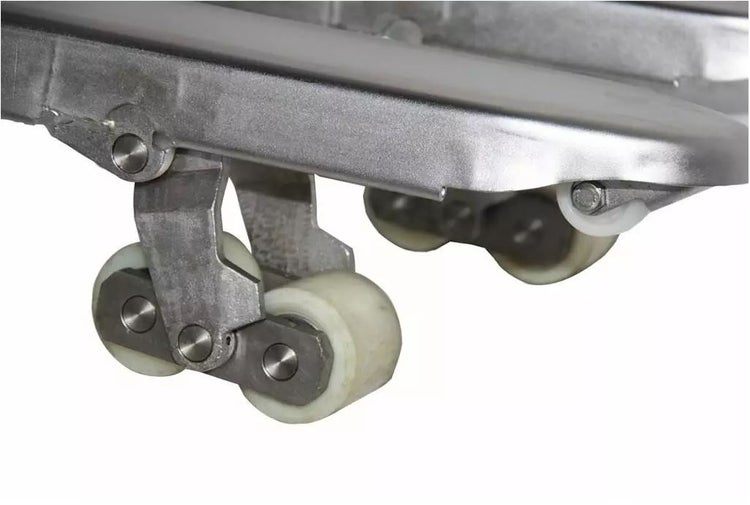 Detailaufnahme der Rollen einer Transportvorrichtung aus Metall.