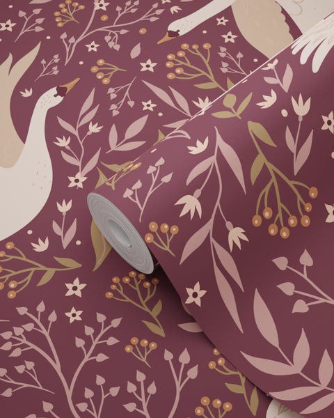 Tapetenrolle mit floralem Muster und Schwanmotiven