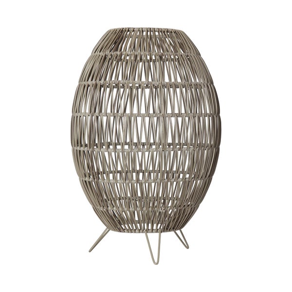 Dekorative Gartenszene mit Pflanzen, Tisch und zwei Weidenlaternen