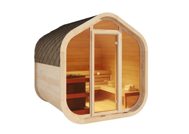 Moderne Gartensauna aus hellem Holz mit Glasfront, Innenbeleuchtung, Saunabänken und Ofen auf einer Holzterrasse im Garten.