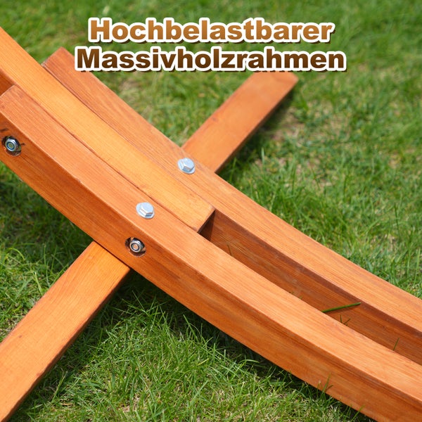 Detailansicht eines stabilen Massivholzrahmens auf einer Wiese