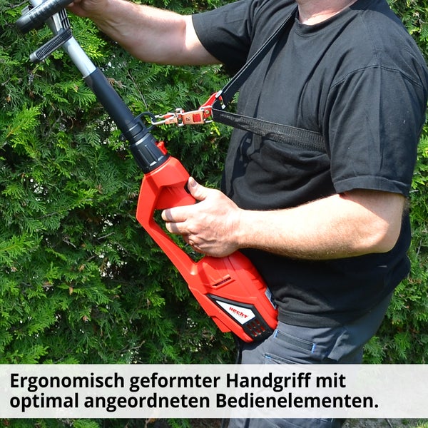 Mann mit Heckenschere mit Tragegurt vor Hecke