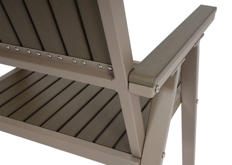 Detailansicht eines Gartenstuhls mit Armlehne aus Holz