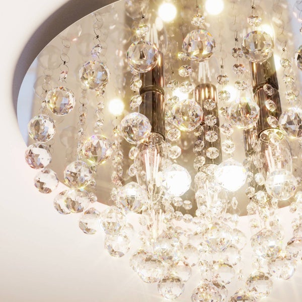 Deckenleuchte mit Kristallanhängern für stimmungsvolle Beleuchtung