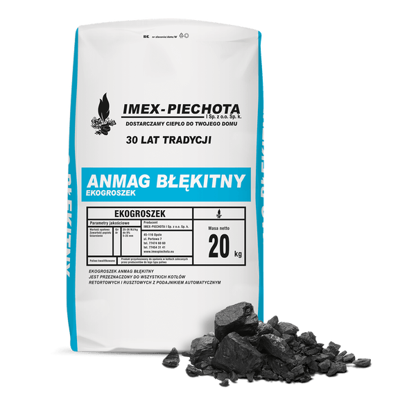 Sack mit Imex-Piechota Anmag Blekitny Ekogroszek Kohle, 20 Kilogramm, mit davor liegenden Kohlenstücken.