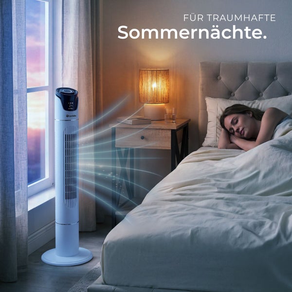 Weißer tectake Turmventilator im Schlafzimmer bläst kühle Luft zu einer schlafenden Person im Bett.
