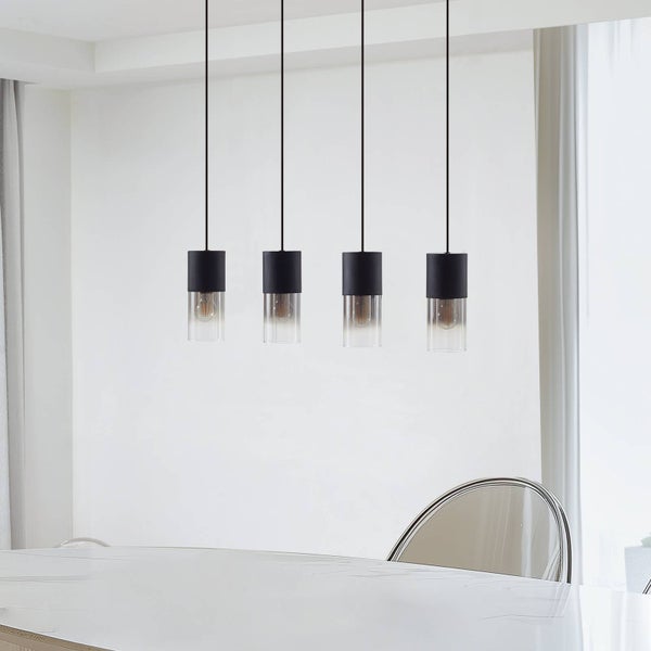 Moderne 4-flammige Pendelleuchte mit zylindrischen Schirmen aus schwarzem Metall und Glas in einem hellen Raum über einem Tisch.