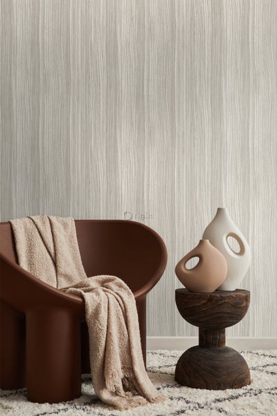 Dekoratives Interieur mit einem Stuhl, einer Decke, zwei Vasen auf einem Holzhocker und einer gemusterten Tapete