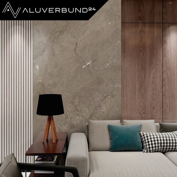 Wohnzimmer mit Wandpaneelen in Holz- und Marmoroptik, Sofa und Tischlampe