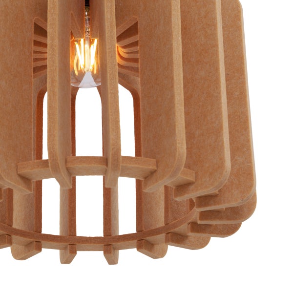 Nahaufnahme einer Pendelleuchte aus vertikalen Holzlamellen mit eingeschalteter Glühbirne.