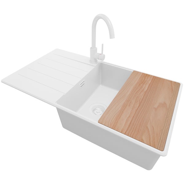 Spüle mit Abtropffläche, Armatur und Schneidebrett