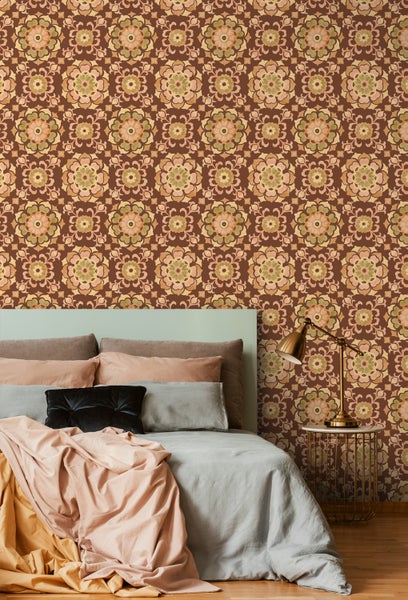 Schlafzimmer mit brauner gemusterter Tapete mit floralen Motiven