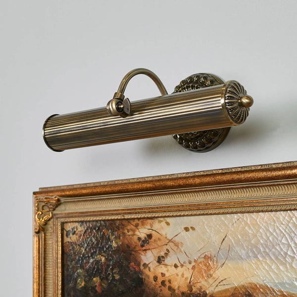 Wandleuchte über einem gerahmten Bild zur Wandmontage