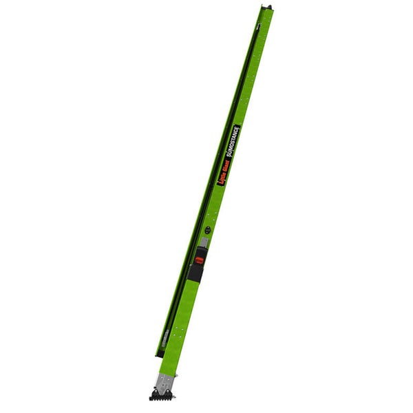 Einzelseite einer Little Giant SumoStance Leiter aus grünem Fiberglas mit verstellbarem Fuß und Little Giant Logo.