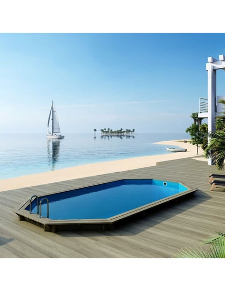 Pool mit Holzterrasse und Leiter am Strand mit Segelboot