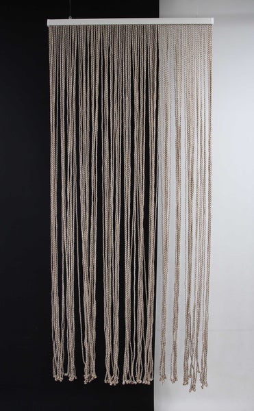 Dekorative Fadengardine mit geflochtenen Seilen vor schwarzem und weißem Hintergrund.