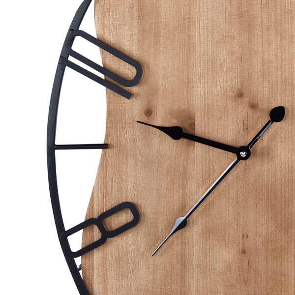 Detailansicht einer modernen Wanduhr mit natürlicher Holzoberfläche und schwarzem Metallrahmen.