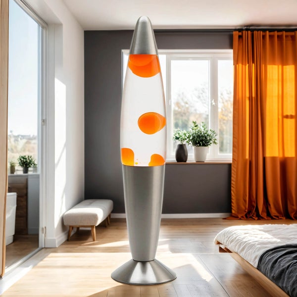 Dekorative Lavalampe mit orangem Wachs in einem Schlafzimmer