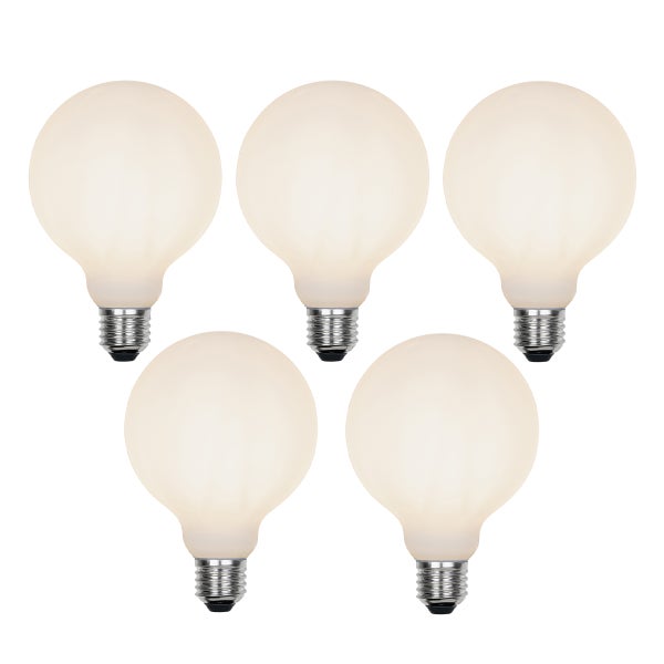 Fünf LED-Globelampen mit E27-Sockel und mattem Glas.