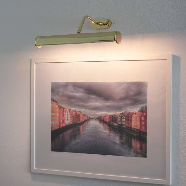 Wandleuchte über einem gerahmten Bild an der Wand