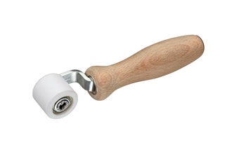 Nahtroller mit ergonomischem Holzgriff und Kunststoffrolle für Tapetenarbeiten.