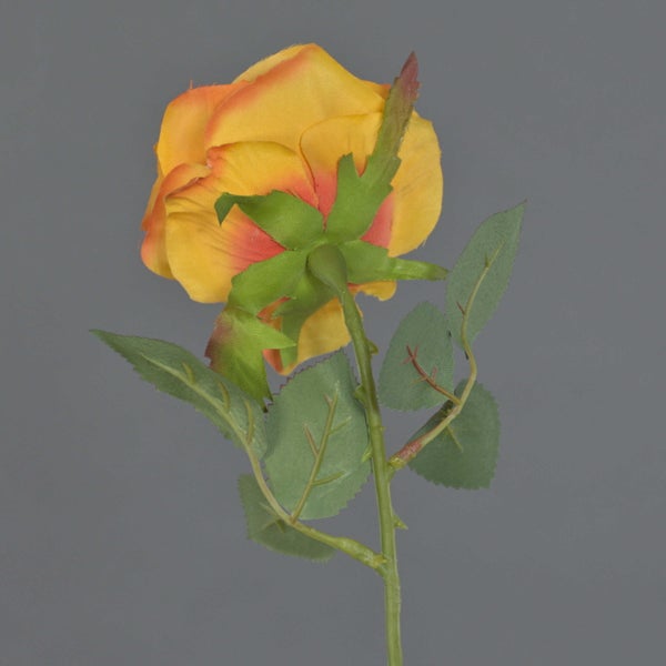 Künstliche Rose in Orange mit grünem Stiel und Blättern.