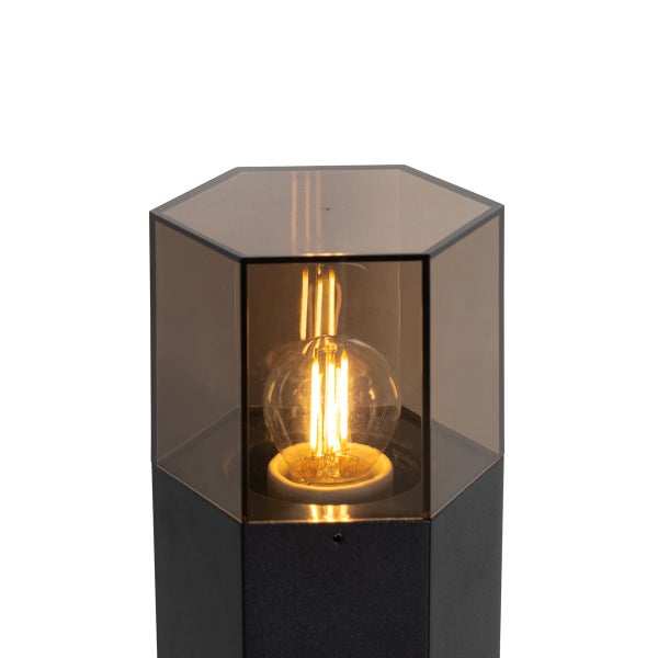 Sechseckige Außenleuchte in Schwarz mit Rauchglas und brennendem LED-Filament-Leuchtmittel.