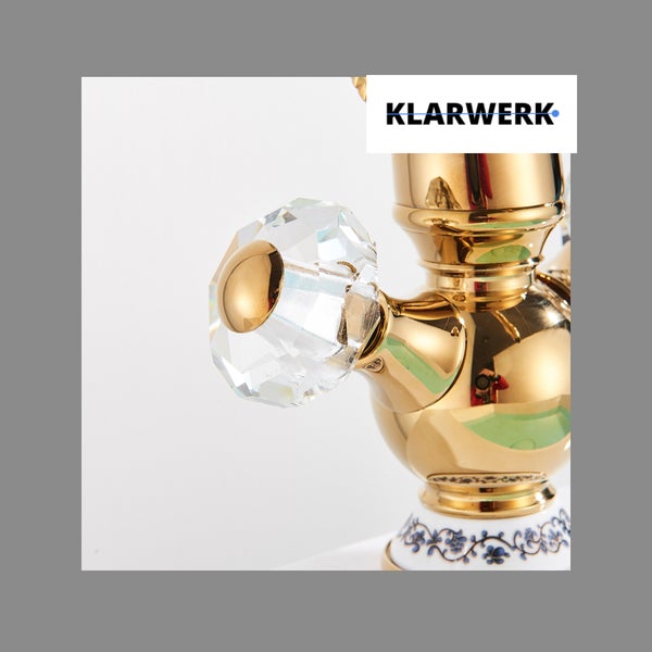 Klarwerk Armaturengriff aus Kristallglas in geschliffener Optik an einem glänzenden Wasserhahn mit Keramikelement