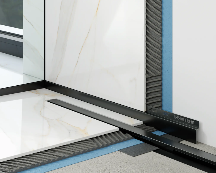 Schwarzes Abschlussprofil für Fliesen bei der Montage an Wand und Boden mit Fliesen in Marmoroptik und Abdichtung.