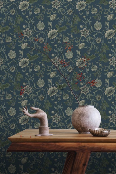 Dekoratives Zimmer mit floral gemusterter Tapete als Hintergrund