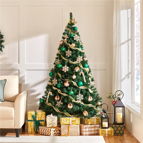 Dekorierter Weihnachtsbaum mit Geschenken in einem hellen Raum.