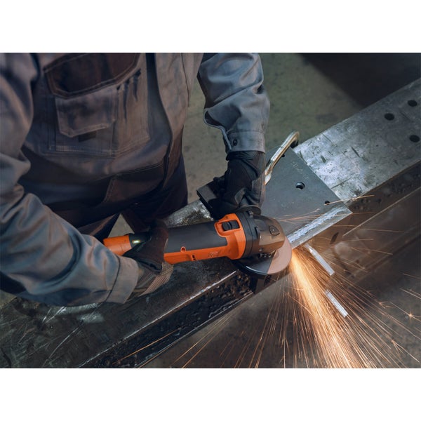 Eine Person benutzt einen Winkelschleifer zum Bearbeiten von Metall, wobei Funken entstehen.