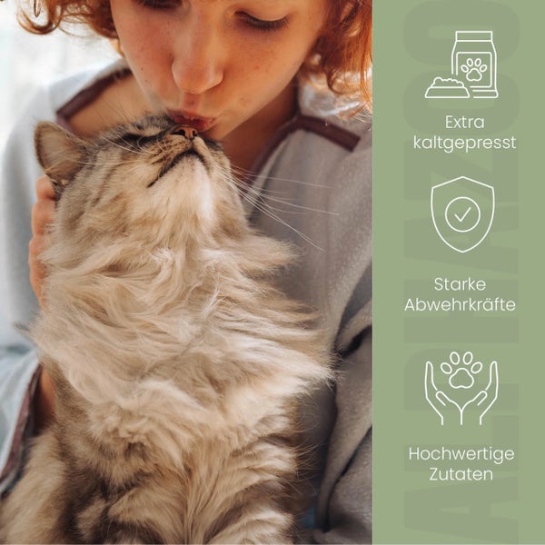 Eine Frau gibt einer Katze einen Kuss. Das Produkt ist extra kaltgepresst, stärkt die Abwehrkräfte und besteht aus hochwertigen Zutaten.