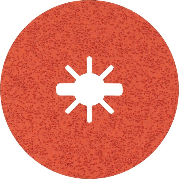 Eine Person mit Handschuhen montiert eine Lamellenscheibe an einem Winkelschleifer mit X-Lock-System. Schleifscheibe liegt daneben.