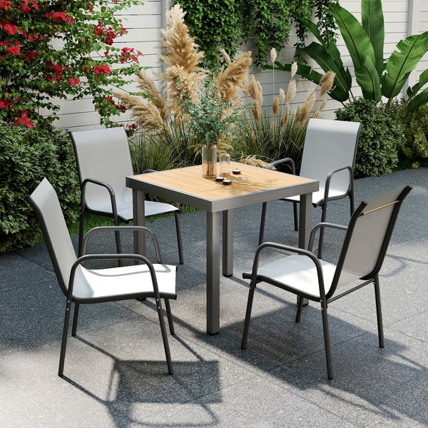 Solar-Gartenlaterne in Rattan-Optik mit Lichtsteuerungssensor für automatisches Ein- und Ausschalten sowie manuellem Schalter.