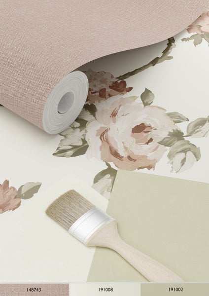 Tapetenrolle mit Blumenmuster und Farbfeldern sowie Pinsel