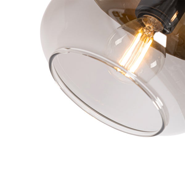 Nahaufnahme einer transparenten Glaslampe mit eingeschalteter Glühbirne