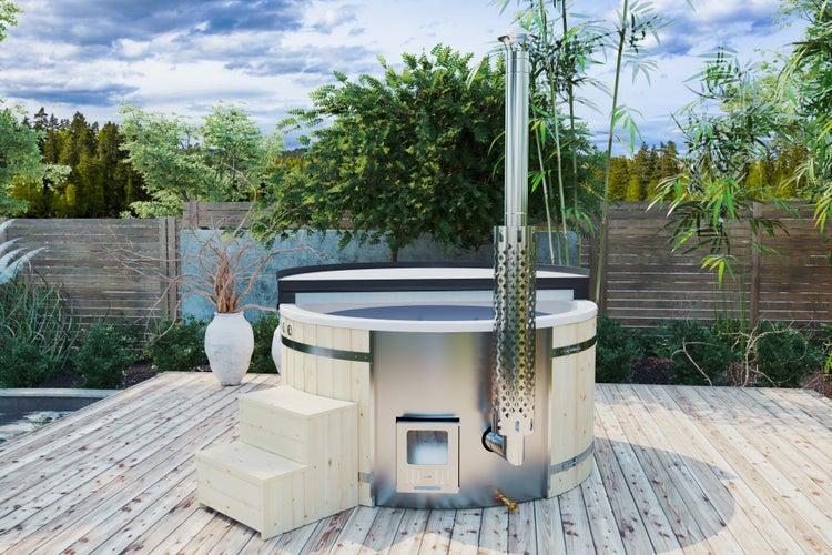Holzbeheizter Badezuber mit Treppe auf einer Holzterrasse