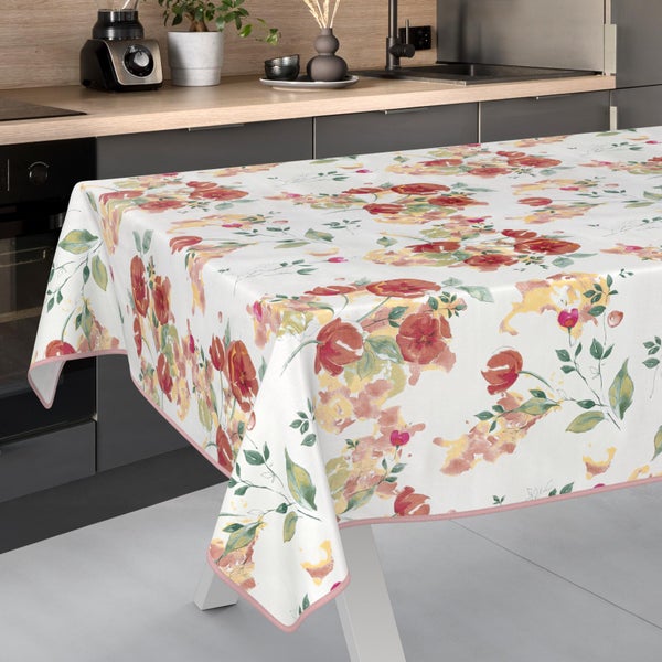 Tischdecke mit floralem Muster in einer hellen, organisierten Küche mit modernen Schränken und einer Arbeitsplatte in Holzoptik.