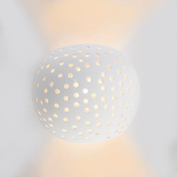 Weiße Wandleuchte mit Lochmuster