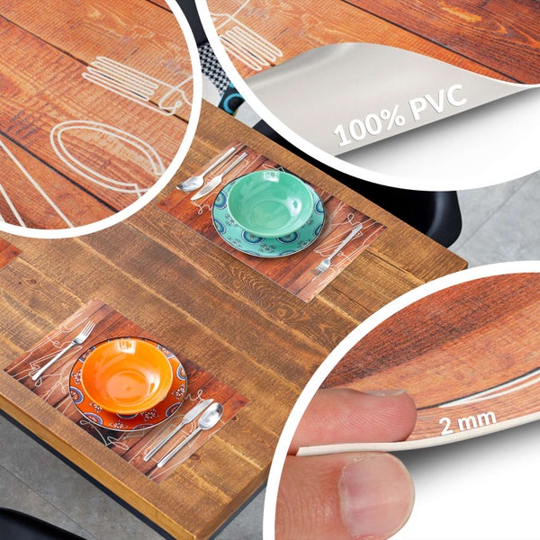 Tischsets aus 100 Prozent PVC in Holzoptik mit aufgedrucktem Besteck, Dicke 2 Millimeter, auf einem Holztisch mit Gedeck.