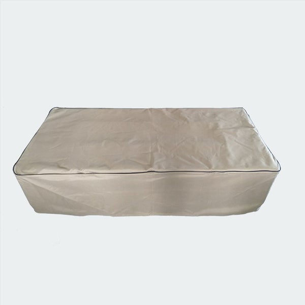Rechteckige Schutzhülle für Gartenmöbel, beige, aus wetterfestem Material.