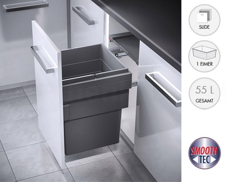 Organisierter weißer Küchenunterschrank mit einem ausziehbaren grauen Abfalleimer, ein Eimer mit 55 Liter Gesamtvolumen, Smooth Tec Logo.