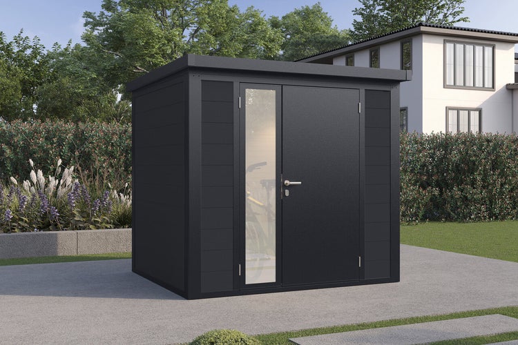 Modernes Gartenhaus aus Metall mit Flachdach und Tür mit Glaseinsatz, aufgestellt in einem gepflegten Garten.