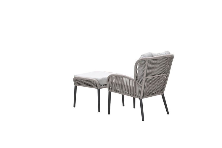 Garten-Lounge-Sessel mit Fußhocker aus Seilgeflecht und Metall mit grauen Polstern.