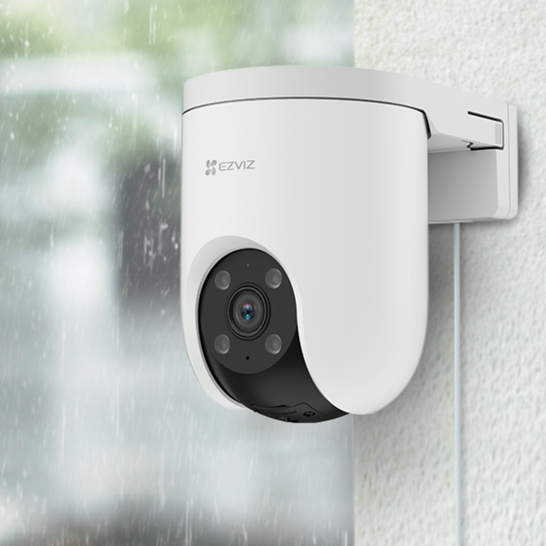 EZVIZ Überwachungskamera für den Außenbereich an einer Wand montiert im Regen.
