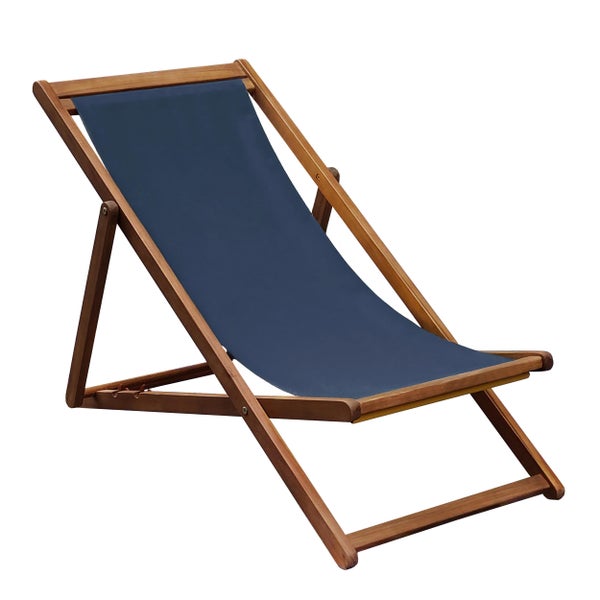 Klappbarer Liegestuhl aus Holz mit blauem Stoffbezug.