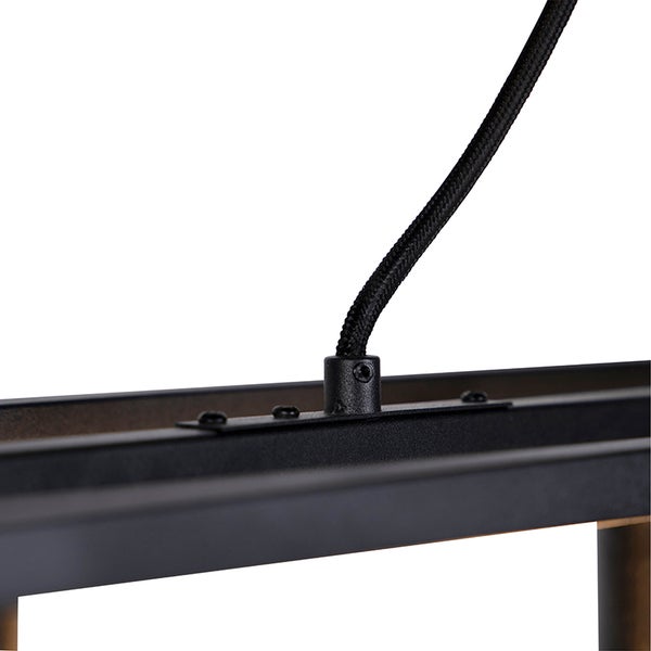 Detailansicht einer Pendelleuchte mit schwarzem Textilkabel und Metallrahmen