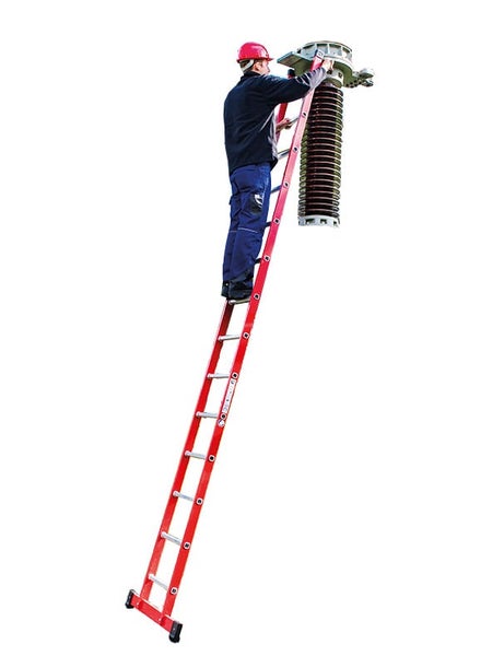 Handwerker mit Schutzhelm steht auf einer Anlegeleiter und führt Arbeiten an einem technischen Bauteil durch.