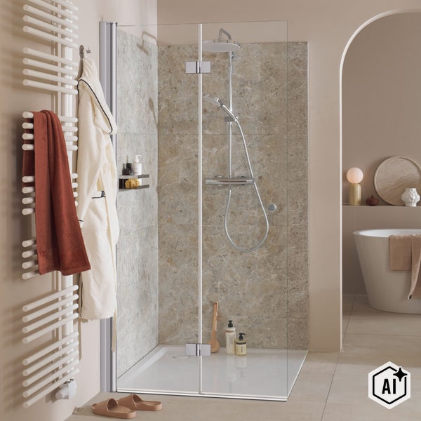 Moderne Dusche mit Klarglastrennwand und Duschsystem vor einer gefliesten Wand in einem hellen Badezimmer mit Badewanne.